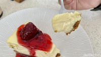 Menu cheesecake di Yoi Kona ini disajikan dengan topping stroberi. Untuk cita rasanya, cheesecake ini cenderung manis dengan sensasi asam segar. Foto: detikFood/Yenny Mustika Sari