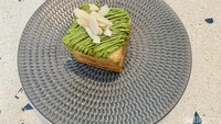Kafe ini menawarkan croissant cube (Rp 25.000) yang diberikan topping saus matcha di atasnya. Cocok dipadukan dengan segelas es kopi susu. Foto: detikFood/Yenny Mustika Sari