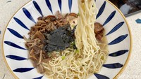 Dikarenakan Yoi Kona mengusung konsep minimalis Jepang, tentunya ada menu makanan ala Jepang yang ditawarkan. Seperti menu Tori Ramen (Rp 48.000) yang seporsinya disajikan topping komplet. Foto: detikFood/Yenny Mustika Sari