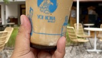 Konna Kohi adalah menu es kopi susu yang ditambahkan gula aren. Rasa kopinya cukup kuat kami rasakan, ditambah sentuhan creamy dari susu yang membuat sensasinya pas saat diminum. Foto: detikFood/Yenny Mustika Sari
