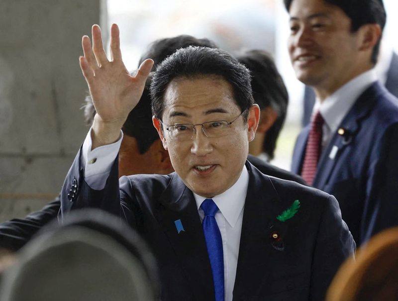 Perdana Menteri (PM) Jepang Fumio Kishida dilempar bom asap saat berpidato di Wakayama, Sabtu, 15 April 2023. Ia berhasil dievakuasi tanpa mengalami luka.