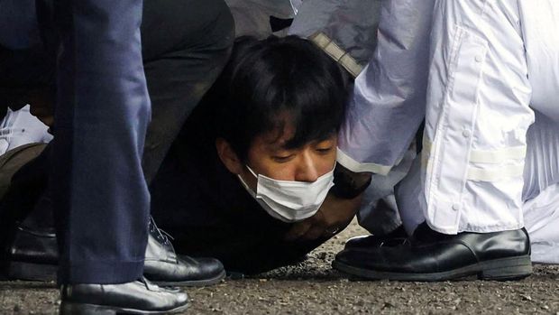 Perdana Menteri (PM) Jepang Fumio Kishida dilempar bom asap saat berpidato di Wakayama, Sabtu, 15 April 2023. Polisi menangkap pelaku pelemparan bom tersebut.