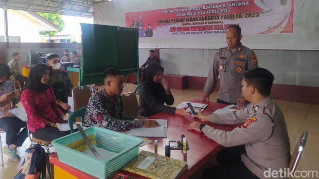 AKBP Setiyana di sela kesibukannya.