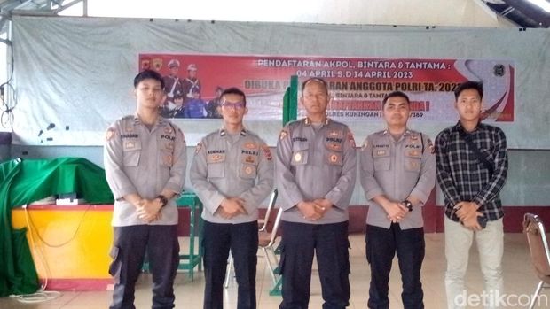 AKBP Setiyana (tengah) di sela kesibukannya.
