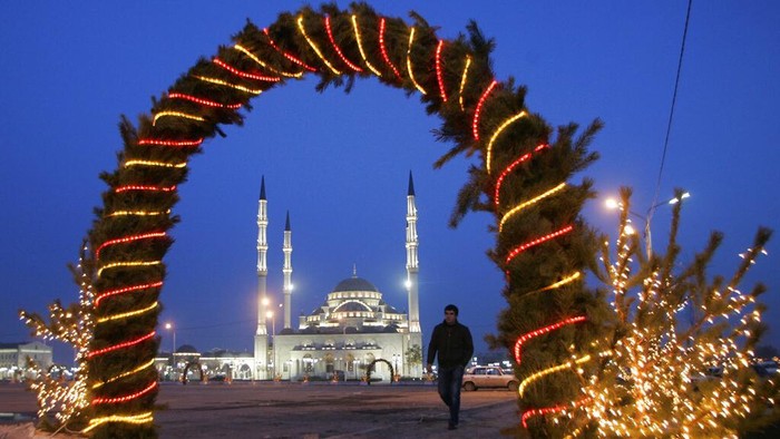 Sebuah bangunan bernama Masjid Akhmad Kadyrov begitu menarik perhatian. Jadi yang terbesar di Eropa, masjid ini juga simbol damai di Rusia.