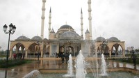 Masjid Akhmad Kadyrov berdiri di atas tanah seluas 14 hektar. Dalam satu waktu ibadah, masjid ini bisa menampung sekitar 10.000 jamaah.