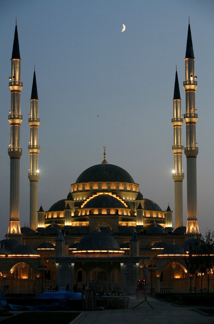 Sebuah bangunan bernama Masjid Akhmad Kadyrov begitu menarik perhatian. Jadi yang terbesar di Eropa, masjid ini juga simbol damai di Rusia.