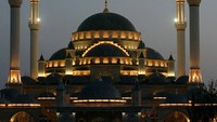 Karena kehadirannya yang begitu menawan, masjid ini mendapat julukan The Heart of Chechnya.