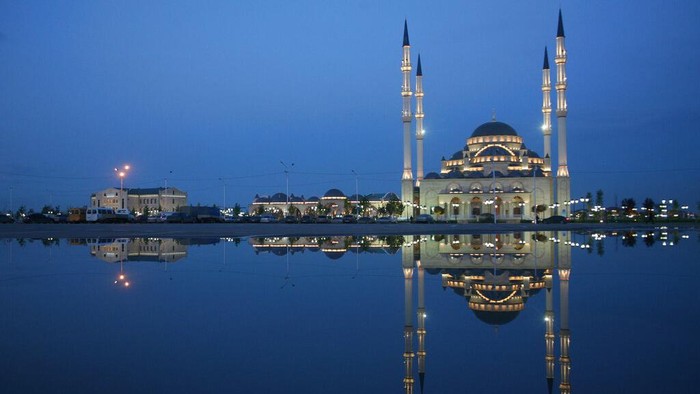 Akhmad Kadyrov, Masjid Lambang Damai di Rusia Sebuah bangunan bernama Masjid Akhmad Kadyrov begitu menarik perhatian. Jadi yang terbesar di Eropa, masjid ini juga simbol damai di Rusia.