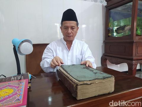 Al-Qur'an yang disebut karya tulisan tangan Pangeran Diponegoro di Ponpes Nurul Falah Salaman, Kabupaten Magelang, Jumat (15/4/2023).
