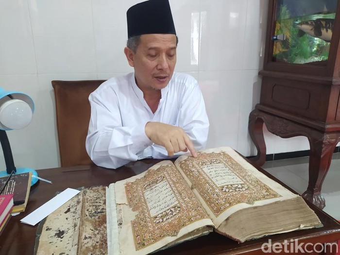 Al-Qur’an yang disebut karya tulisan tangan Pangeran Diponegoro di Ponpes Nurul Falah Salaman, Kabupaten Magelang, Jumat (15/4/2023).