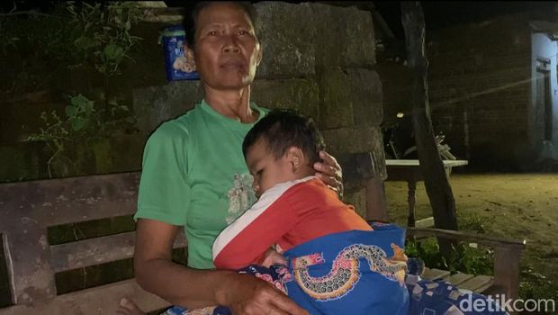 Anak Agus, korban laka maut Tol Boyolali saat dipangku sang nenek