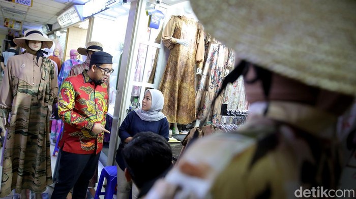 Anak Haji Lulung Kembali Blusukan di Tanah Abang, Ada Apa? Guruh Tirta Lunggana atau yang dikenal sebagai anak almarhum Haji Lulung kini menjabat sebagai Ketua Umum PPRSNH (Perhimpunan Penghuni Rumah Susun Non Hunian) PGMTA (Pusat Grosir Metro Tanah Abang).
Tak heran bila dirinya kini lebih suka blusukan dan meninjau seputar kawasan Tanah Abang.