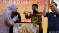 Terlebih menjelang Idul Fitri tahun 2023 ini, Pusat Grosir Metro Tanah Abang menggelar pengundian khusus pembeli setianya dalam acara meriah dengan hadiah bernilai ratusan juta rupiah yang bertajuk ‘Berkah Lebaran 2023’.
