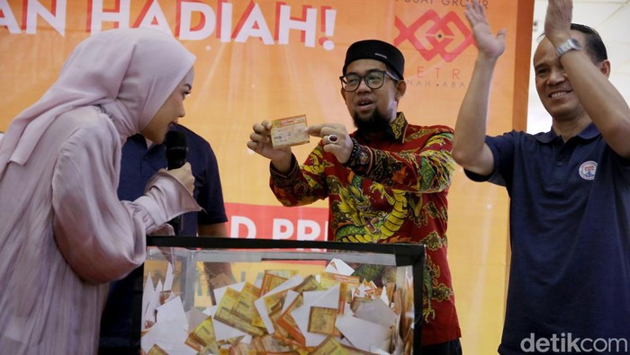 Guruh Tirta Lunggana atau yang dikenal sebagai anak almarhum Haji Lulung kini menjabat sebagai Ketua Umum PPRSNH (Perhimpunan Penghuni Rumah Susun Non Hunian) PGMTA (Pusat Grosir Metro Tanah Abang).

Tak heran bila dirinya kini lebih suka blusukan dan meninjau seputar kawasan Tanah Abang.