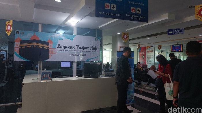 antor Imigrasi Kelas I Khusus Non TPI Jakarta Selatan memaksimalkan layanan akhir pekan untuk memfasilitasi pembuatan paspor para calon jemaah haji 2023.