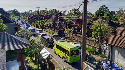 Antrean kendaraan dari Desa Menanga, Karangasem, menuju Pura Agung Besakih akibat membludaknya pemedek pada Sabtu (15/4/2023). (istimewa)