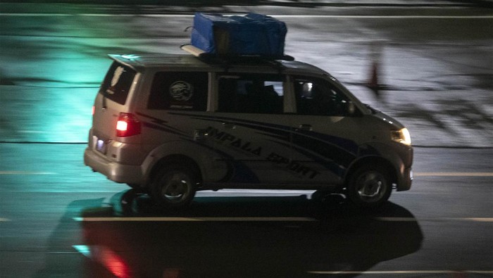 Kendaraan pemudik melintas menuju gerbang Tol Cikampek Utama, Karawang, Jawa Barat, Jumat (14/4/2023). Memasuki H-8 Idul Fitri, arus mudik dari Jakarta ke Cikampek terpantau masih lengang dengan jumlah volume kendaraan yang melintas ke arah Palimanan sebanyak 11.682 kendaraan. ANTARA FOTO/Muhammad Adimaja/rwa.