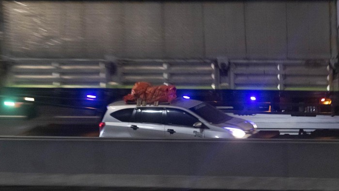 Kendaraan pemudik melintas menuju gerbang Tol Cikampek Utama, Karawang, Jawa Barat, Jumat (14/4/2023). Memasuki H-8 Idul Fitri, arus mudik dari Jakarta ke Cikampek terpantau masih lengang dengan jumlah volume kendaraan yang melintas ke arah Palimanan sebanyak 11.682 kendaraan. ANTARA FOTO/Muhammad Adimaja/rwa.