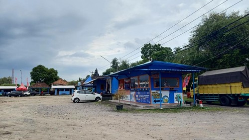 ASDP menyiagakan 50 personel di terminal kargo Gilimanuk untuk memandu pemudik membeli tiket secara mandiri melalui aplikasi Ferizy, Sabtu (15/4/2023).