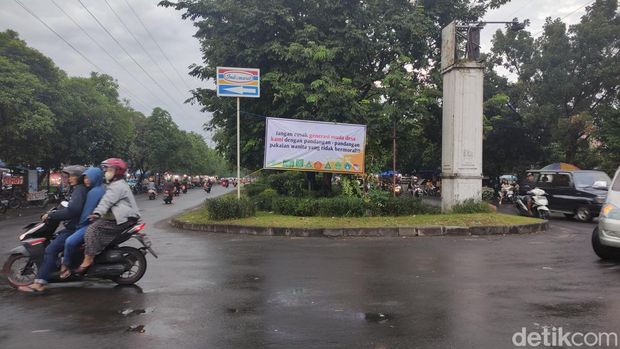 Banner penolakan warga yang resah dengan warkop plus-plus di Perumahan Gading Fajar Sidoarjo