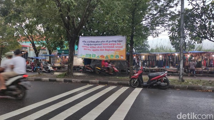 Banner penolakan warga yang resah dengan warkop plus-plus di Perumahan Gading Fajar Sidoarjo