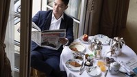 Boy William kerap menunjukkan pose kerennya saat sedang kulineran. Salah satunya ketika menikmati makanan di kamar hotel yang ada di Prancis. Foto: Instagram @boywilliam17