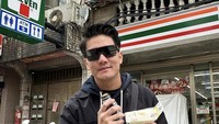 Ketika berada di Taipei, Boy mengunjungi 7Eleven untuk membeli menu sarapan. Ia tampak membeli sebotol kopi dan sandwich. Foto: Instagram @boywilliam17