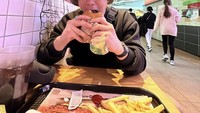 Salah satu makanan kesukaan Boy William adalah burger. Bisa dilihat dari seringnya Boy mengunggah momennya menikmati burger. Foto: Instagram @boywilliam17