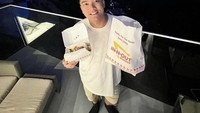 Momen lain Boy William menyantap burger di Los Angeles, Amerika Serikat. Ia membeli sepaket burger dengan kentang goreng. Foto: Instagram @boywilliam17