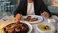 Boy William juga sering mengunggah momen makan mewahnya. Seperti momen satu ini yang memperlihatkan kalau Boy tampak lahap menikmati steak. Foto: Instagram @boywilliam17