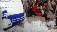 Sejumlah warga tampak mengantre pembagian sembako.