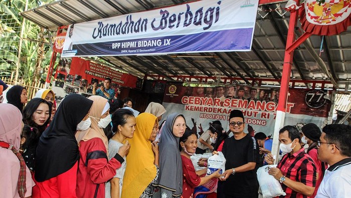 BPP Hipmi Berbagi di Bulan Ramadan BPP Hipmi melalui Ketua bidang IX UMKM, Koperasi dan Kewirausahaan Badan Pengurus Pusat (BPP) Himpunan Pengusaha Muda Indonesia (HIPMI), Tri Febrianto Damu (tengah) dan Wakil Bendahara Umum BPP HIPMI Anta Ginting (kiri) serta pengurus BPP HIPMI membagikan sembako saat acara HIPMI Ramadhan Berbagi di Gedong, Pasar Rebo, Jakarta Timur, Jumat (14/4/23).