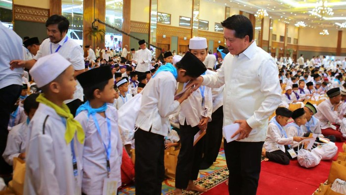 Dalam memaknai bulan suci Ramadan 1444 H dan peringatan Nuzulul Quran, PT Bank Syariah Indonesia Tbk (BSI) memberikan santunan kepada anak yatim di Jakarta.