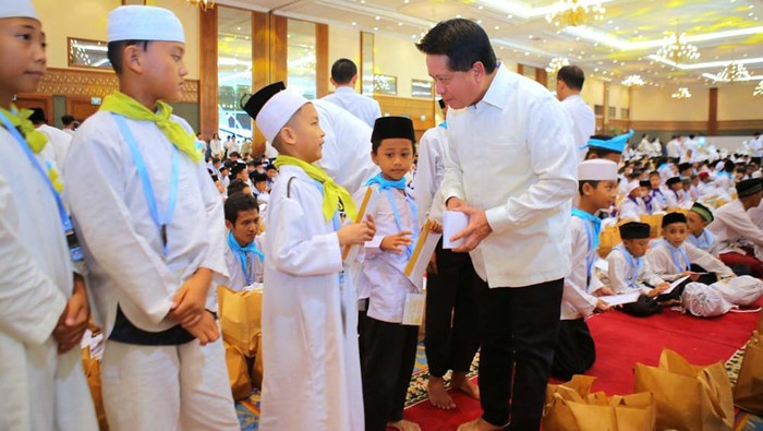 Dalam memaknai bulan suci Ramadan 1444 H dan peringatan Nuzulul Quran, PT Bank Syariah Indonesia Tbk (BSI) memberikan santunan kepada anak yatim di Jakarta.