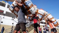 Jasa angkut barang penumpang kapal dipatok dengan harga Rp 50 ribu hingga Rp 100 ribu, tergantung jumlah barang dan beratnya.