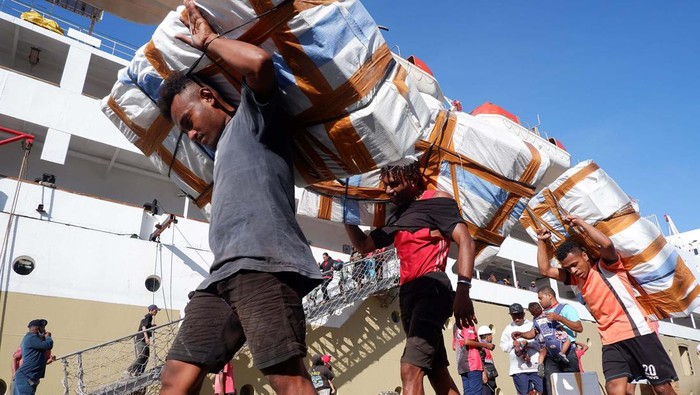 Buruh angkut membawa barang bawaan milik penumpang Kapal Motor (KM) Sinabung di Pelabuhan Jayapura, Kota Jayapura, Papua, Jumat (14/4/2023). Jasa angkutan barang bawaan penumpang kapal di pelabuhan itu dipatok dengan harga Rp50 ribu hingga Rp100 ribu tergantung jumlah barang dan beratnya. ANTARA FOTO/Sakti Karuru/rwa.