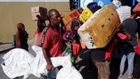 Mereka mengais rezeki dengan menawarkan jasa mengangkut barang bawaan penumpang kapal.