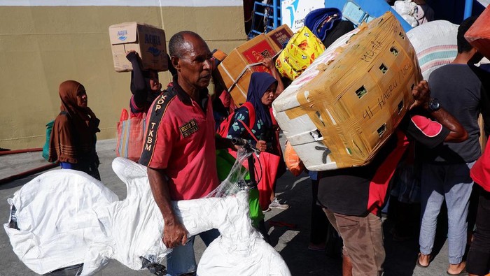 BURUH ANGKUT BARANG DI PELABUHAN JAYAPURA Buruh angkut membawa barang bawaan milik penumpang Kapal Motor (KM) Sinabung di Pelabuhan Jayapura, Kota Jayapura, Papua, Jumat (14/4/2023). Jasa angkutan barang bawaan penumpang kapal di pelabuhan itu dipatok dengan harga Rp50 ribu hingga Rp100 ribu tergantung jumlah barang dan beratnya. ANTARA FOTO/Sakti Karuru/rwa.