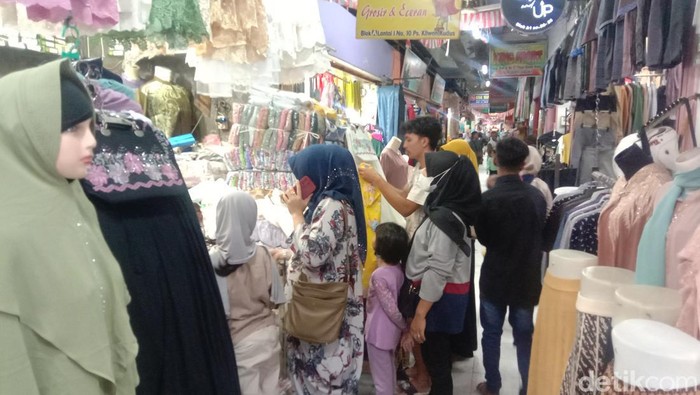 Suasana di tokok busana muslim di Pasar Kliwon, Kudus, Sabtu (15/4/2023).