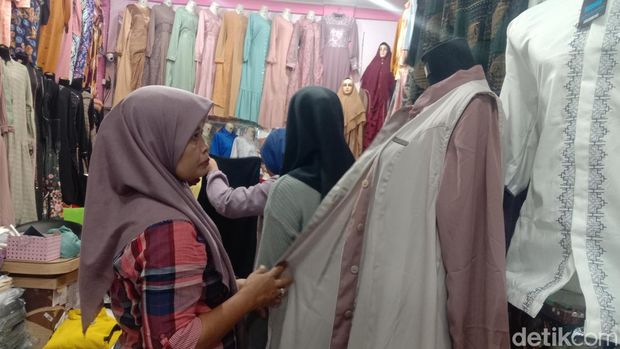 Suasana di tokok busana muslim di Pasar Kliwon, Kudus, Sabtu (15/4/2023).