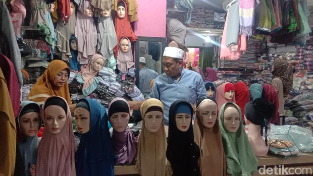 Suasana di tokok busana muslim di Pasar Kliwon, Kudus, Sabtu (15/4/2023).