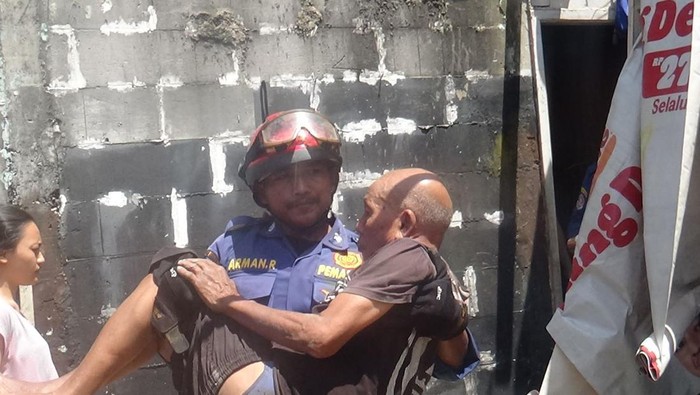 Damkar Evakuasi Kakek Terjebak di Atap Rumah