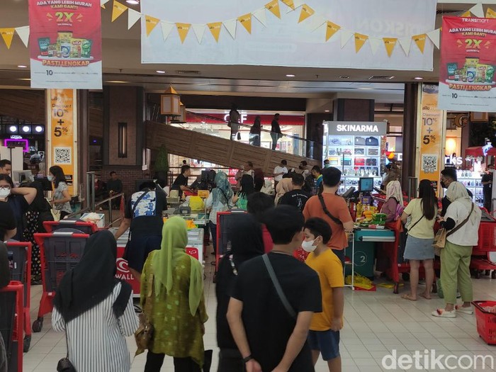 Diskon besar-besaran 15 Jam di Transmart Semarang, Sabtu (15/4/2023).