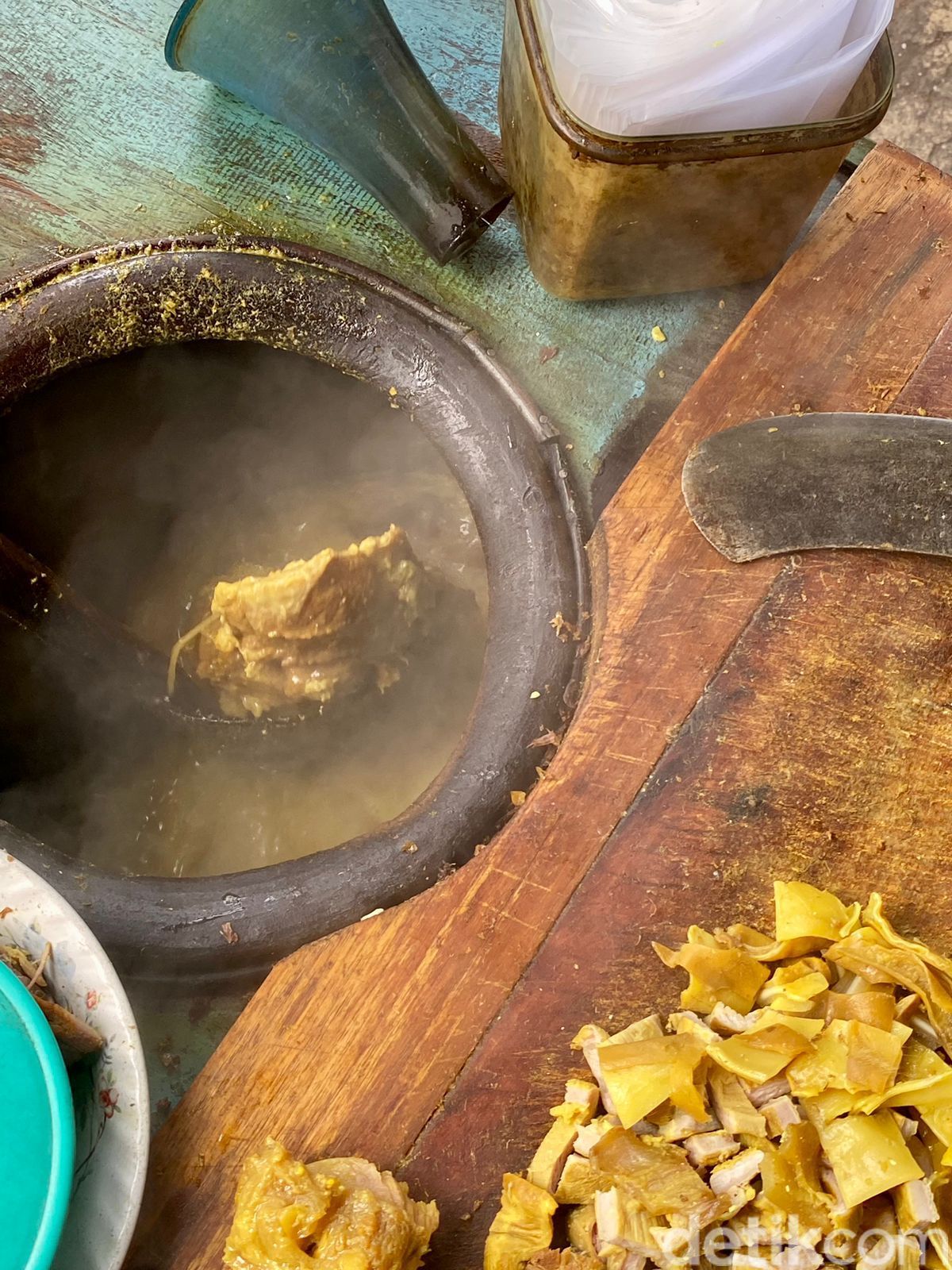 Empal Gentong Bu Darma Pertahankan Resep Sejak 1950, Lezatnya Melegenda!