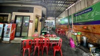 Empal Gentong Bu Darma berlokasi di Jalan Diponegoro Nomor 21. Gerainya memang sederhana di pinggir jalan, namun peminatnya tak pernah surut.