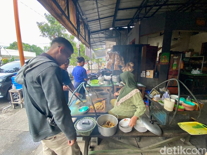 Empal Gentong Bu Darma Pertahankan Resep Sejak 1950, Lezatnya Melegenda!
