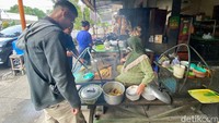 Inilah sosok pengelola Empal Gentong Bu Darma, ibu Neng. Ia menjelaskan Empal Gentong Bu Darma beda manajemen dengan Empal Gentong Mang Darma.