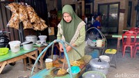 Kepada tim dfoodspot (10/4), ibu Neng bilang Empal Gentong Bu Darma adalah usaha milik istri kedua Mang Darma yang dinikahi setelah istri pertamanya meninggal. 