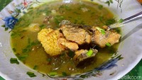 Harga seporsi empal gentong (Rp 23 ribu) berisi banyak potongan daging dan jeroan sapi berseling irisan kucai. Tekstur dagingnya empuk dan tak amis sama sekali.